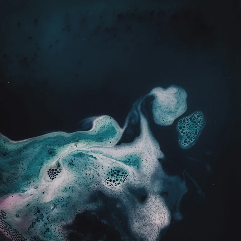 Grafik biru gelap dengan teks merek